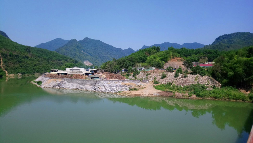 Bị phạt 30 triệu đồng vì đổ đất đá lấn chiếm sông Mã