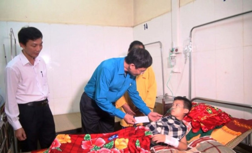 Cần có bảo vệ, xây dựng tường rào theo quy chuẩn sau vụ 5 học sinh bị đâm