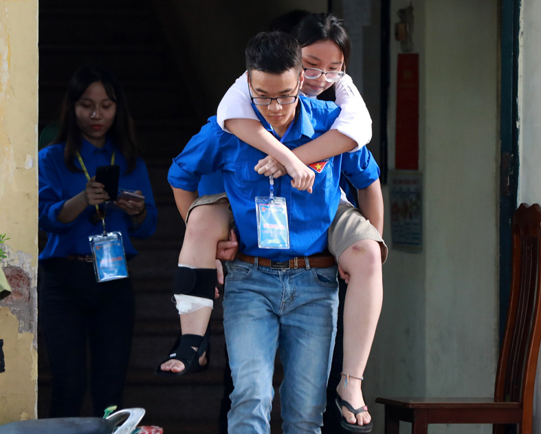 Xúc động thí sinh bị nạn được thanh niên tình nguyện cõng lên tầng 3 dự thi