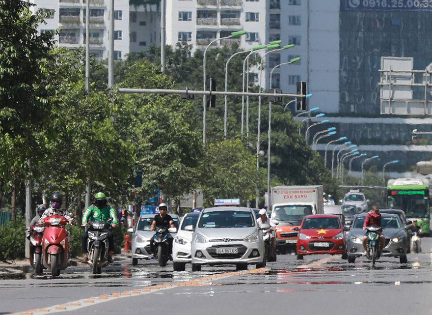 Tuyến đường Lê Văn Lương nắng thiêu đốt đến nỗi mặt đường như bốc hơi, xuất hiện ảo ảnh.