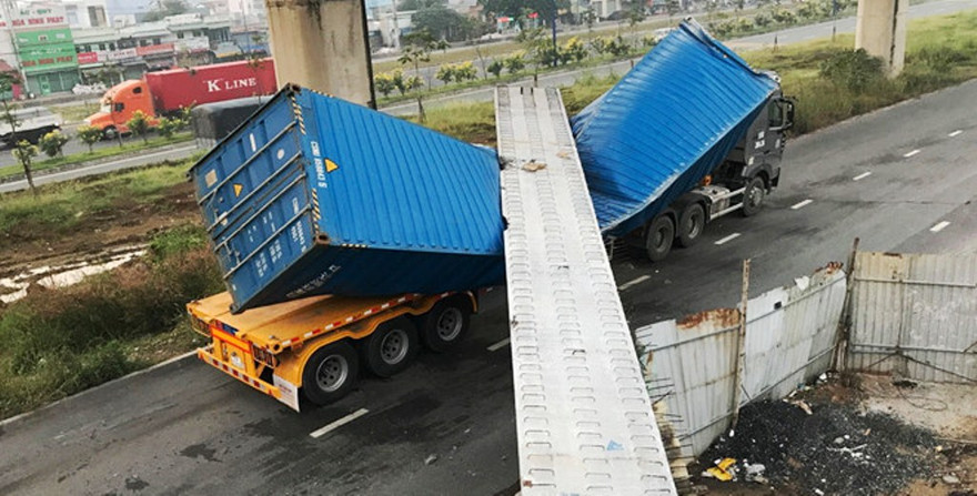 TPHCM điều tra khẩn vụ sập cầu vượt bộ hành Suối Tiên