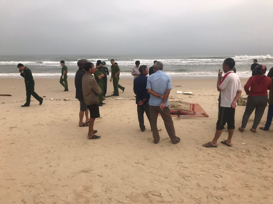 Phát hiện thi thể ngư dân dạt vào bờ biển