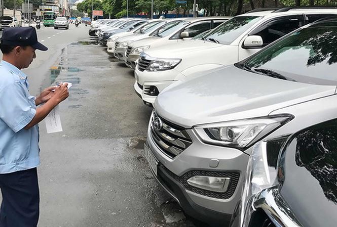 TPHCM lúng túng khi thu phí dừng đỗ ôtô qua điện thoại