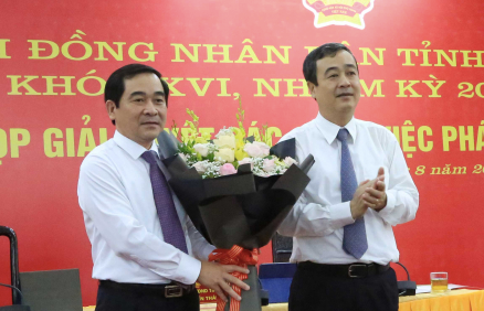 Bí thư Tỉnh uỷ Thái Bình Ngô Đông Hải (phải) chúc mừng tân Chủ tịch HĐND tỉnh Nguyễn Tiến Thành. Ảnh: Hoàng Long