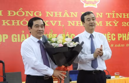 Bí thư Tỉnh uỷ Thái Bình Ngô Đông Hải (phải) chúc mừng tân Chủ tịch HĐND tỉnh Nguyễn Tiến Thành. Ảnh: Hoàng Long