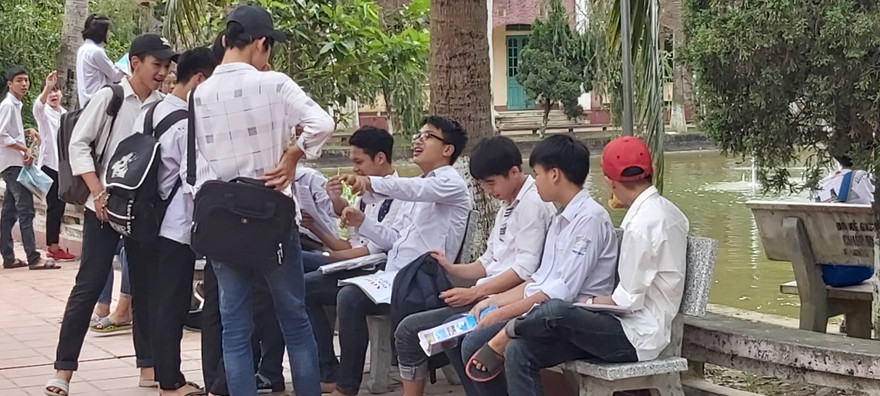 Thí sinh Thái Bình vui vẻ vì làm tốt bài thi buổi sáng - Ảnh: Hoàng Long