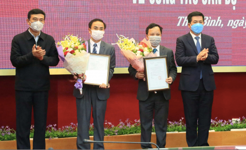 Lãnh đạo tỉnh Thái Bình trao quyết định, chúc mừng 2 cán bộ vừa được bổ nhiệm - Ảnh: Hoàng Long