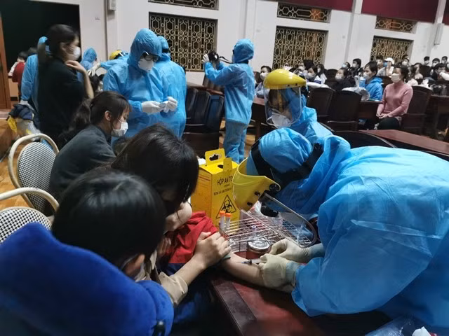 Kiểm tra sức khoẻ, yếu tố liên quan đến dịch COVID- 19 đối với những người bị cách ly tại Thái Bình - Ảnh: Hoàng Long