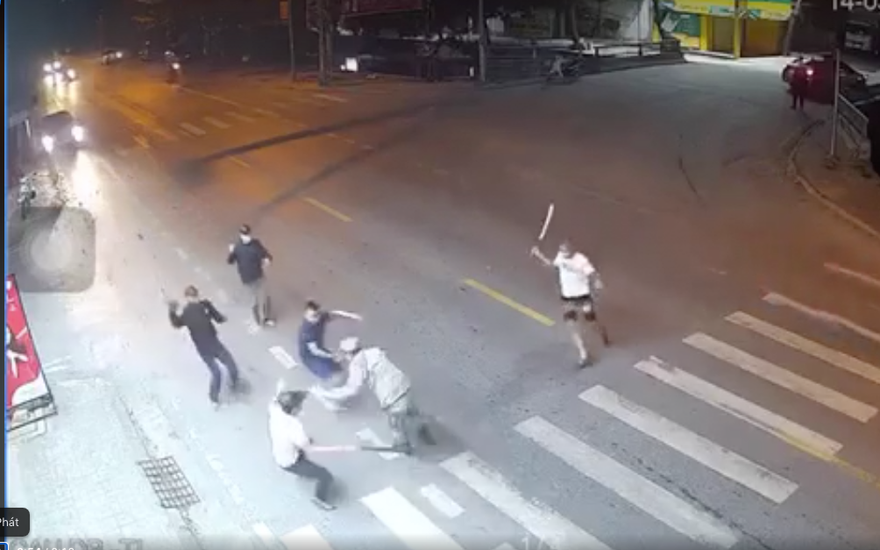 Các đối tượng côn đồ vung dao kiếm chém nhau giữa đượng khiến người dân kinh sợ - Ảnh: Cắt từ Clip