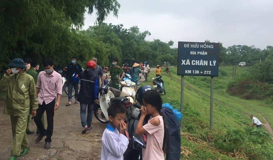 Thi thể lái xe ôm mất tích trước đó 5 ngày được phát hiện ở để Hữu Hồng - Ảnh: Hoàng Long