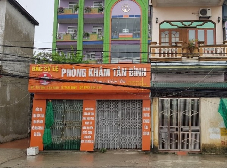 Ngoài làm việc tại bệnh viện Vũ Thư, bà nội đang tâm đầu đọc cháu còn mở phòng khám tại gia đình - Ảnh: Hoàng Long