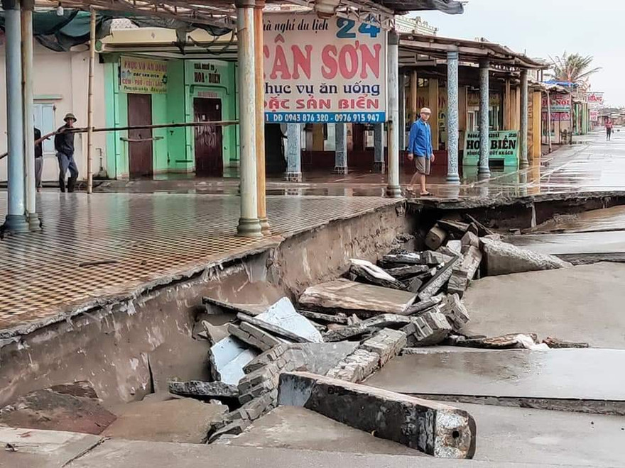 Sóng đánh sập hoàn toàn đoạn bờ kè ở Bãi 1 của Khu du lịch Thịnh Long - Ảnh: HB