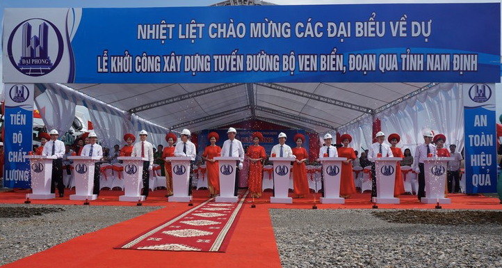 Các đại biểu bấm nút khởi công tuyến đường bộ ven biển chạy qua tỉnh Nam Định. Ảnh: Hoàng Long