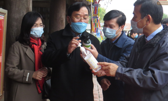 Chủ tịch Thái Bình phát hiện nước rửa tay sát khuẩn tại chùa Keo không đảm bảo chất lượng - Ảnh: Hoàng Long