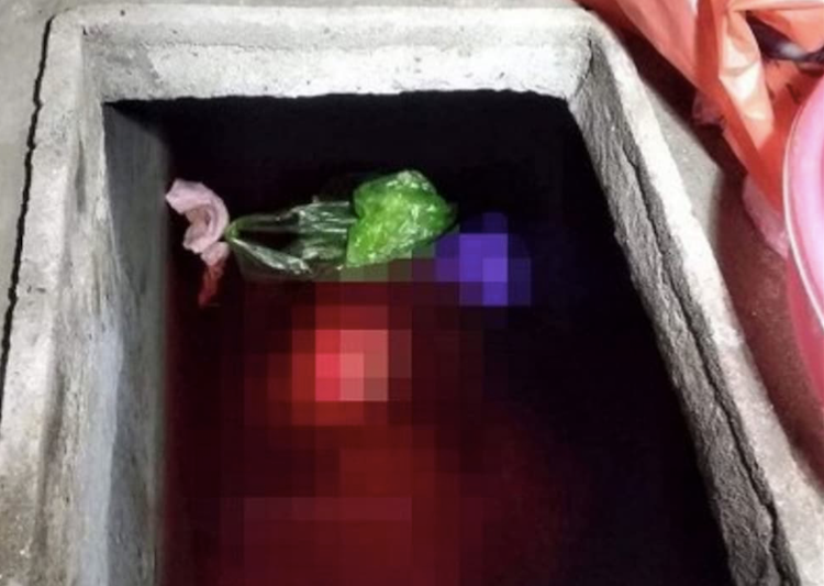 Thi thể nạn nhân được phát hiện trong bể nước - Ảnh: Hoàng Long