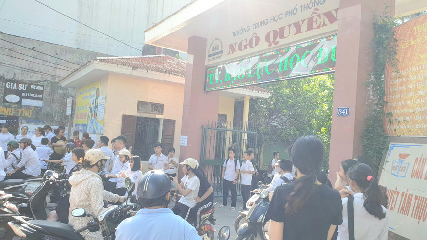 Thí sinh đến nhận phòng, nghe quy chế dự thi lớp 10 công lập tại Nam Định - Ảnh: Hoàng Long