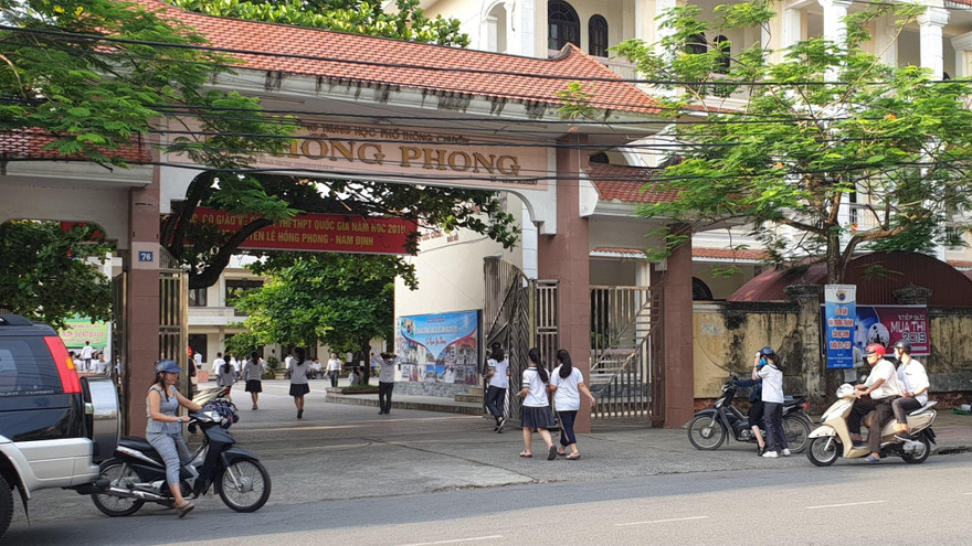 Trường THPT Lê Hồng Phong đỗ tốt nghiệp 100% và có phổ điểm đạt 8 điểm/môn theo khối khi - Ảnh: Hoàng Long