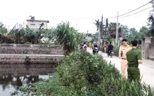 Khu vực ao nước anh Đinh Văn Quý ngã khi truy đuổi trộm chó và tử vong sau đó - Ảnh: Hoàng Long