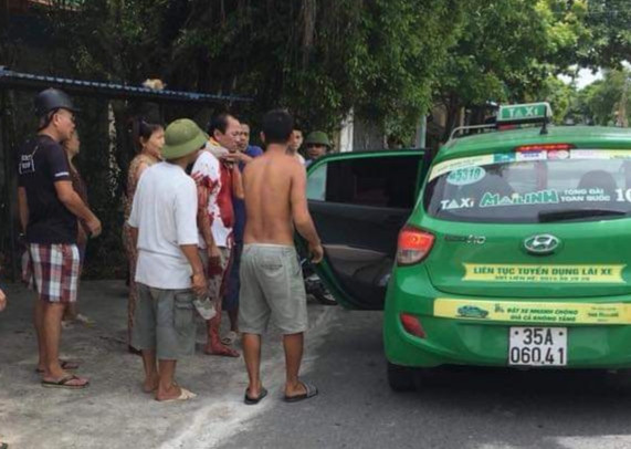 Chủ hiệu cầm đồ được đưa đi cấp cứu với vết thương đứt tĩnh mạch cổ - Ảnh: Hoàng Long