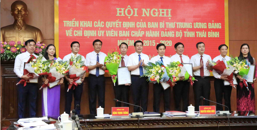 Bí thư Tỉnh uỷ Thái Bình (giữa) trao quyết định cho 8 tân Tỉnh uỷ viên - Ảnh: TT