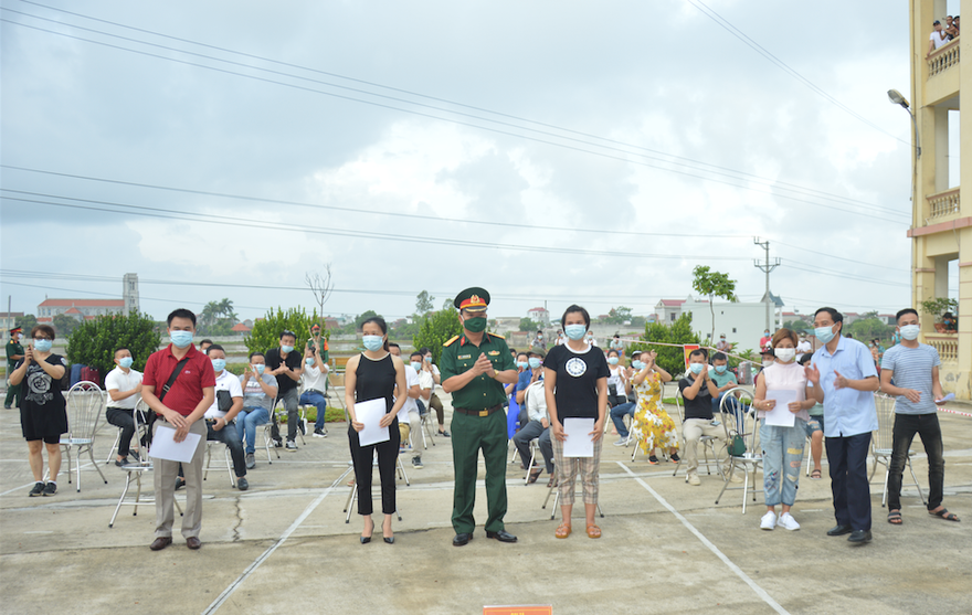 Trao giấy chứng nhận hoàn thành cách ly cho 114 người từ Angola về nước - Ảnh: Hoàng Long