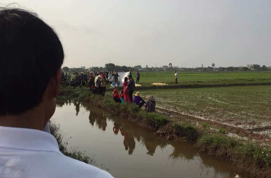 Thi thể 2 nạn nhân đuwocsj tìm thấy ở mương nước nội đồng- Ảnh: Hoàng Long