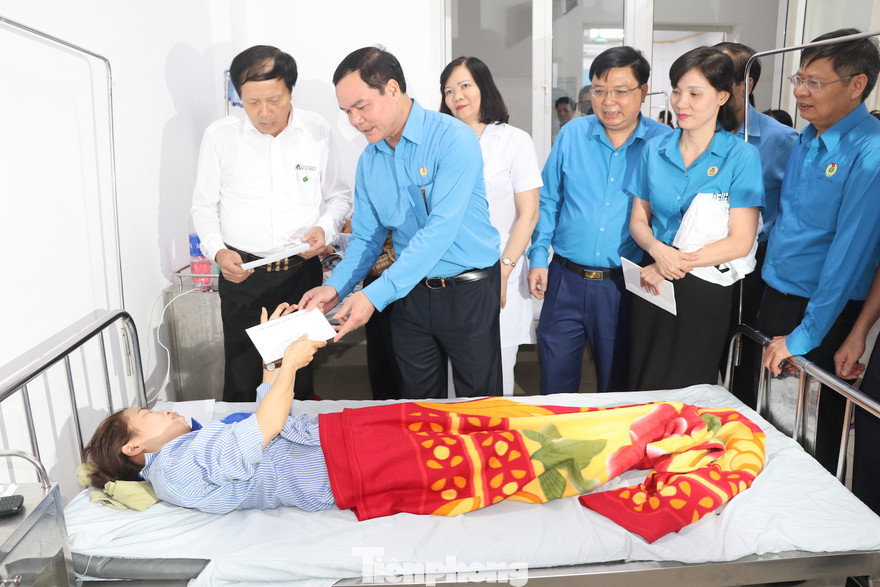 Ông Nguyễn Đình Khang, Chủ tịch Tổng Liên đoàn Lao động VN đến thăm, tặng quà công nhân bị ngộ độc, phải nhập viện - Ảnh: Hoàng Long