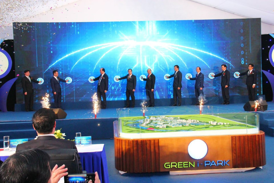 Thủ tướng Nguyễn Xuân Phúc cùng các đại biểu bấm nút động thổ dự án Liên Hà Thái - Ảnh: Hoàng Long