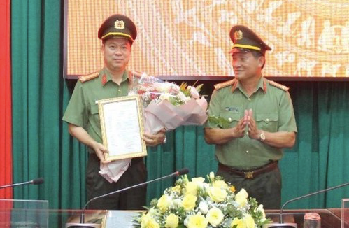 Giám đốc Công an tỉnh Thái Bình Nguyễn Thanh Trường (trái) được thăng quân hàm đại tá - Ảnh: Hoàng Long