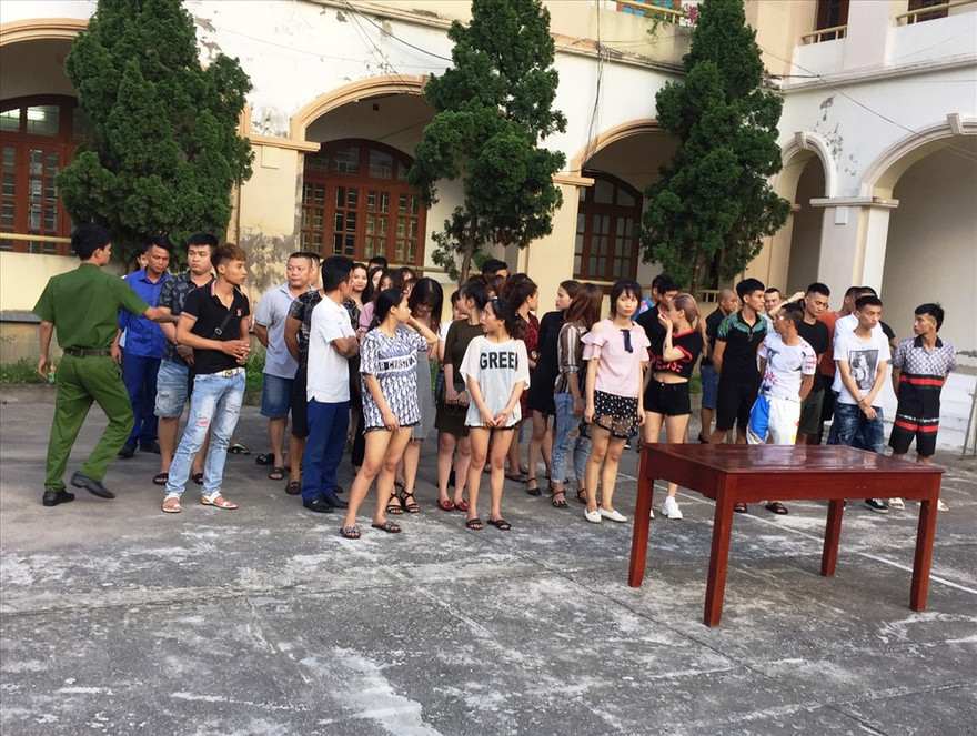 Các đối tượng được đưa về trụ sở Công an huyện Yên Mô để lấy lời khai - Ảnh: Hoàng Long