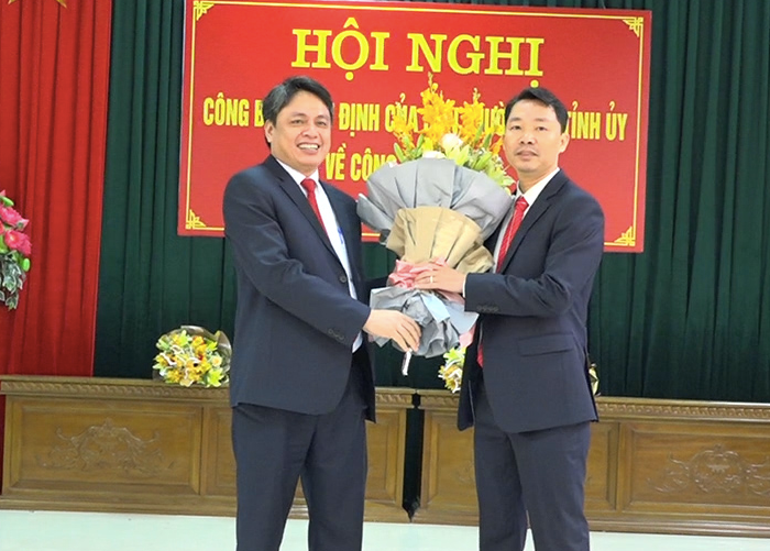 Tân Trưởng Ban Nội chính Tỉnh uỷ Nam Định Trần Minh Thắng (trái) và tân Bí thư Huyện uỷ Mỹ Lộc (phải) tại hội nghị công bố quyết định - Ảnh: Hoàng Long