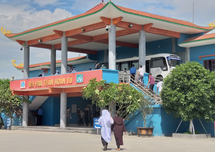 Ngoài tự ý nâng giá, mỗi ca hoả táng phải nộp thêm tiền phí là 500 nghìn đồng cho Thuỷ và nhóm đàn em - Ảnh: Hoàng Long