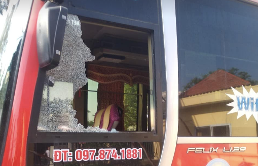 Các đối tượng khai nhận đã ném đá làm vỡ cửa kính của xe Minh Lập - Ảnh: Hoàng Long