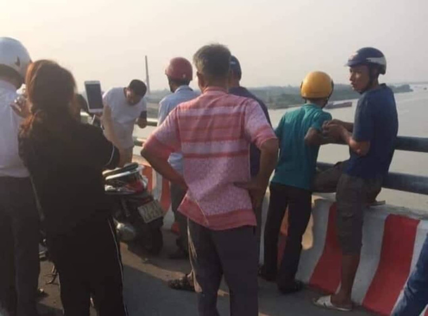 Đến chiều 29/9, vẫn chưa tìm thấy nạn nhân nhảy cầu tự tử - Ảnh: Hoàng Long