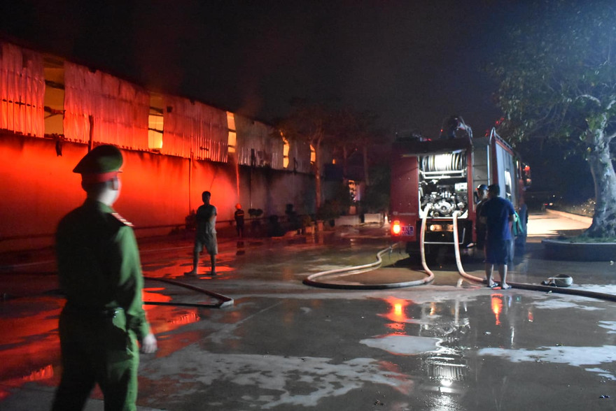 Lực lượng phòng cháy thức trắng đêm để dập lửa - Ảnh: Hoàng Long