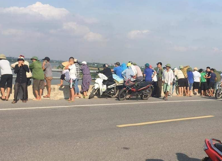 Đến chiều nay, rất đông người dân và gia đình nạn nhân vẫn tập trung trên cầu để đợi chờ kết quả tìm kiến nữ sinh nhảy cầu - Ảnh: Hoàng Long