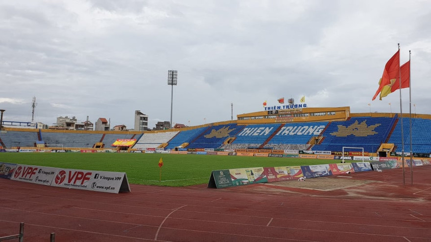 Trước giờ thi đấu, an ninh trong sân Thiên Trường được bảo vệ nghiêm ngặt - Ảnh: Hoàng Long