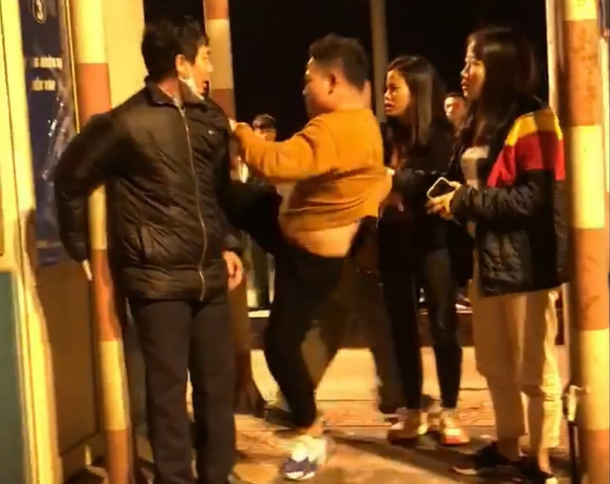 Lê Văn Quyết (áo vàng) tự xưng là công an, lao vào phá thiết bị trạm BOT Thanh Nê - Ảnh: Cắt từ clip