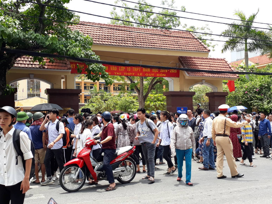 Thí sinh Thái Bình kết thúc kỳ thi tuyển sinh vào lớp 10 công lập - Ảnh: Hoàng Long