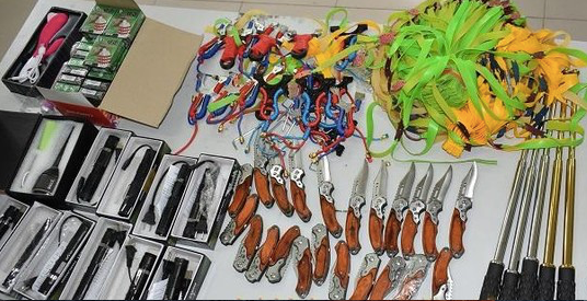 Tang vật hung khí và đồ chơi tình dục bị bắt giữ - Ảnh: Hoàng Long