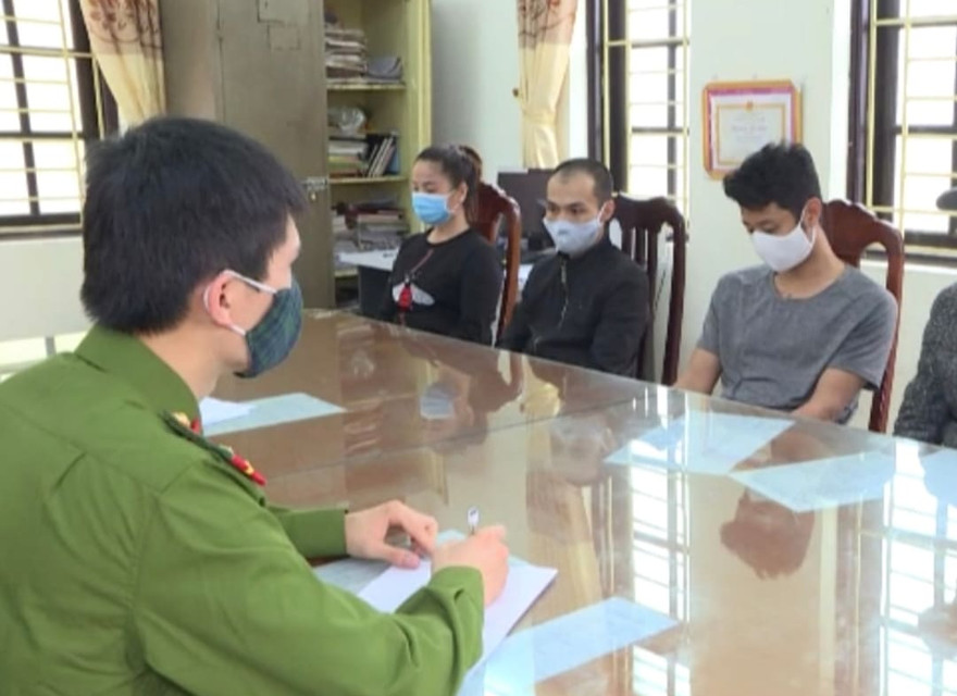 Công an lấy lời khai của các đối tượng sử dụng ma tuý trong quan karaoke - Ảnh: Hoàng Long