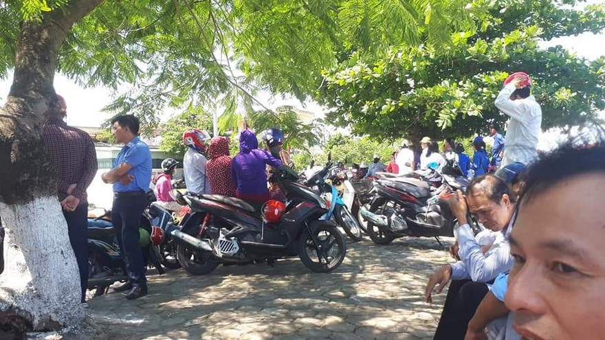 Phụ huynh đội nắng túc trực quanh trường đợi học sinh thi với tâm trạng lo lắng - Ảnh: Hoàng Long