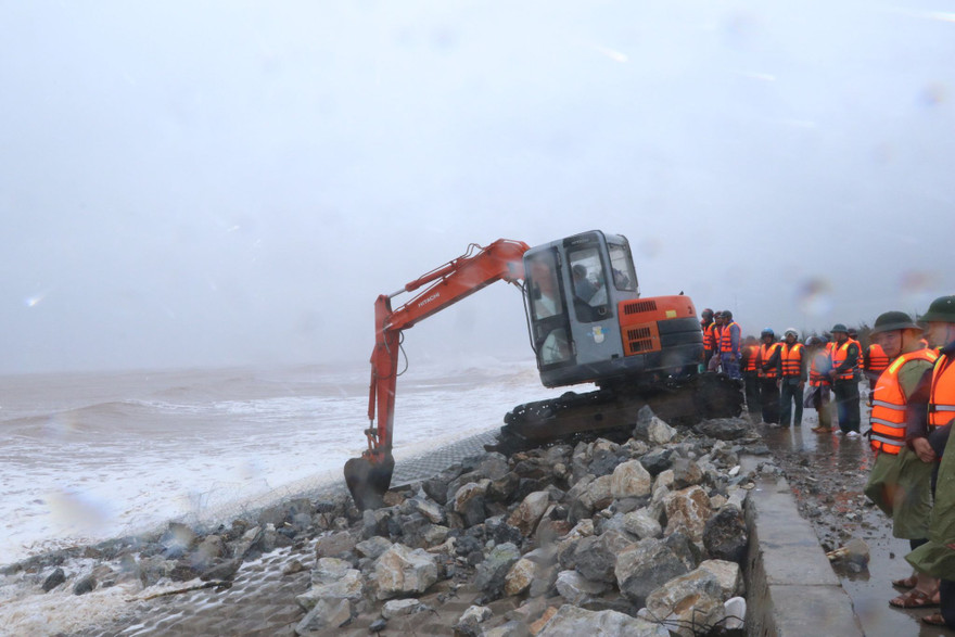 Tỉnh Nam Định khẩn trương khắc phục sự cố đê biển bị sạt lở do ảnh hưởng của bao số 7 - Ảnh: Hoàng Long