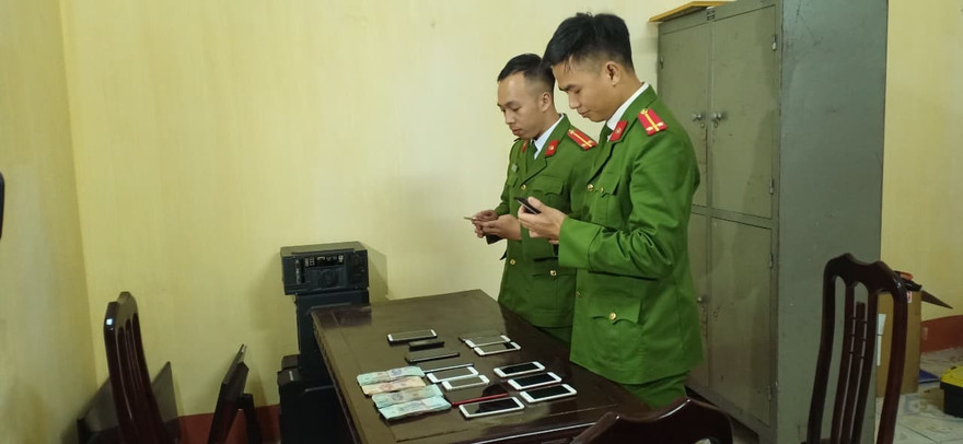 Tang vật của vụ án đánh bạc qua mạng bị công an thu giữ - Ảnh: Hoàng Long