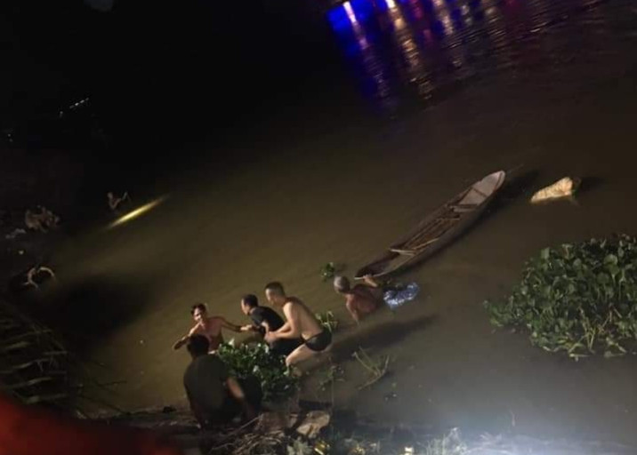 Lực lượng chức năng tìm kiếm cháu bé đuối nước ở trạm bơm -Ảnh: Hoàng Long