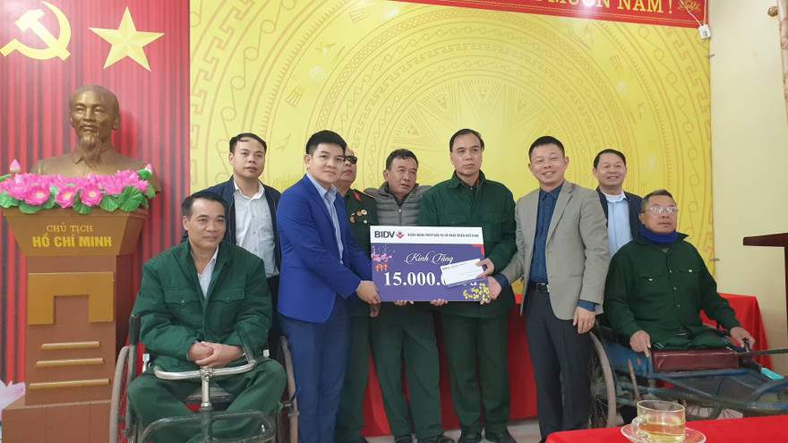 Đại diện Báo Tiền Phong và các nhà tài trợ thăm hỏi, tặng quà các trung tâm điều dưỡng thương binh nặng - Ảnh: Hoàng Long