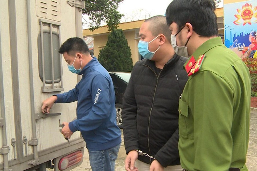 Công an bắt tạm giam nhân viên nhà xe Phiệt Học để điều tra về hành vi đánh người - Ảnh: Hoàng Long