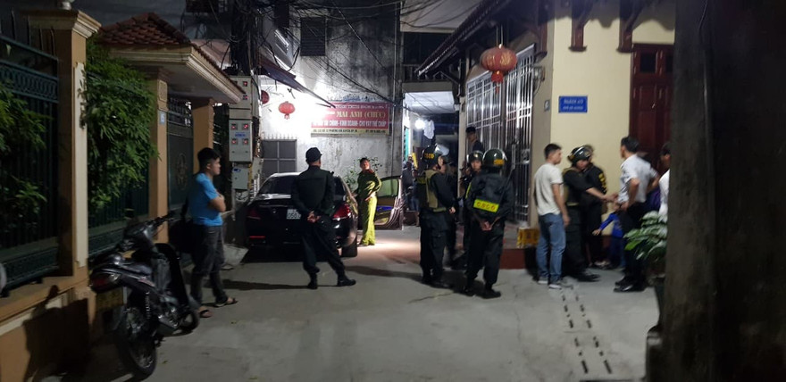 Công an thành phố Thái Bình khám xét nhà ở của "ông trùm" cho vay nặng lãi "Chúc Nhị" - Ảnh: Hoàng Long