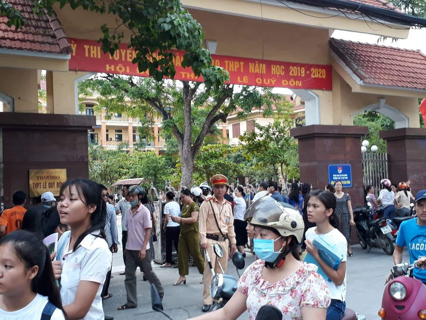 28 trường PTTH công lập Thái Bình đón thi sinh đến thi tuyển vào lớp 10 - Ảnh: Hoàng Long