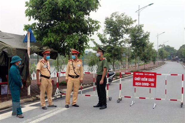 Từ sáng 3/8, thôn Đình Tràng được lập 5 chốt kiểm soát để phong toả, khoanh vùng dịch - Ảnh: Hoàng Long